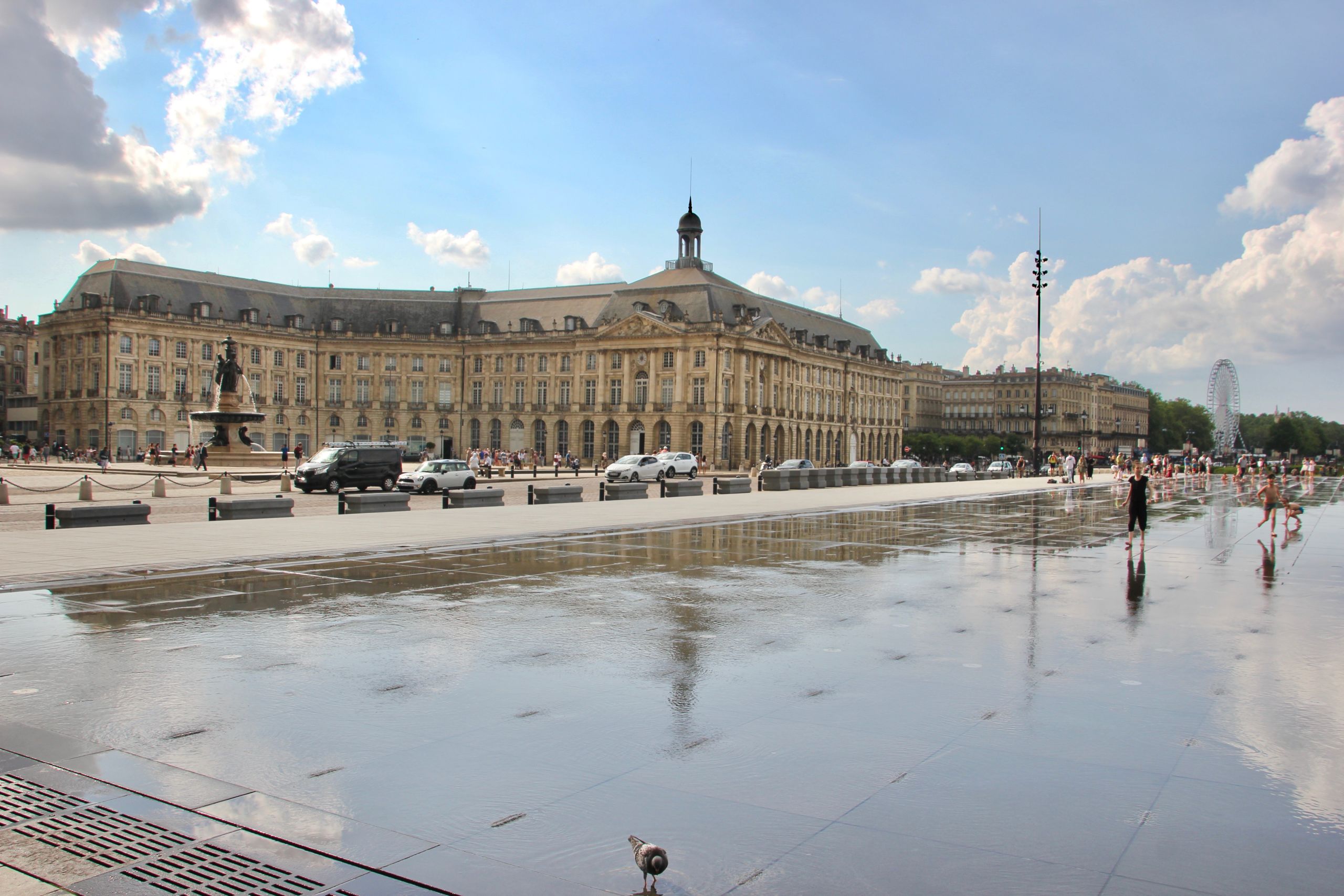 Castello e giardini del Château de Hautefort riflessi nell'acqua, Dordogna, Francia